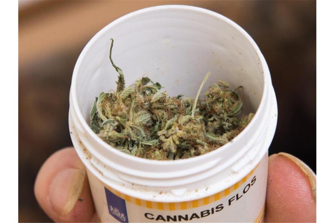 Cannabis-Abgabe: Verkäufer sollen Süchtige erkennen können Cannabis wird in „irgendeiner Form der Besteuerung unterliegen, wie andere Konsumprodukte auch“. Foto: Swen Pförtner/dpa