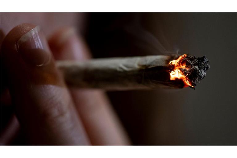 Cannabiskonsum - hier ein Joint - mit Hilfe der Apotheke findet nicht nur aus medizinischen Gründen statt. (Illustration)