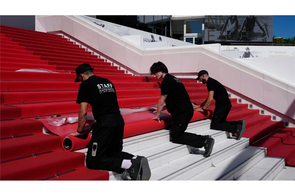Cannes: Der rote Teppich kommt – Crew bereitet das Palais des Festivals für die Eröffnung der 79. Filmfestspiele vor