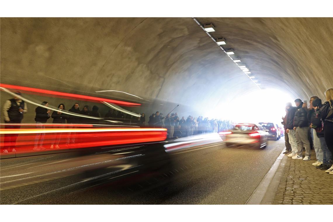 Car-Freitag an der Rappbodetalsperre: Tuning-Autos fahren durch „Soundröhre“-Tunnel