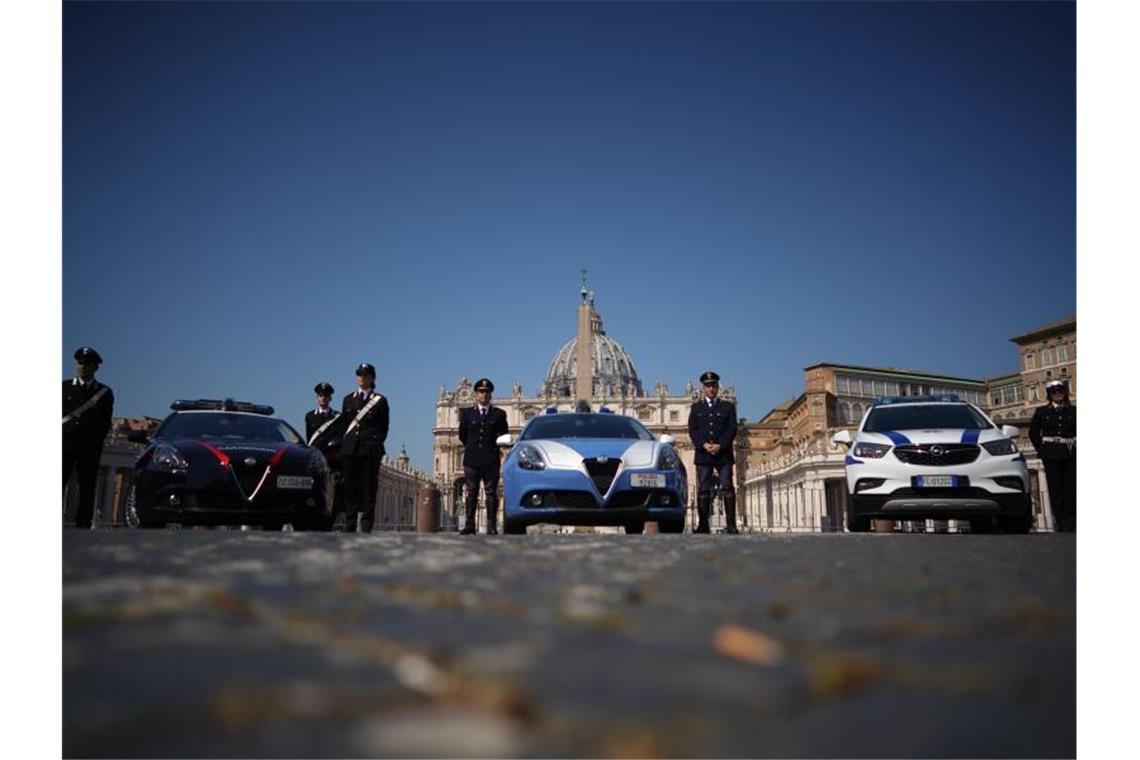 Papst-Mahnung: Solidarität statt Egoismus Carabinieri stehen neben ihren Fahrzeugen vor dem leeren Petersplatz. Foto: Andrew Medichini/AP/dpa