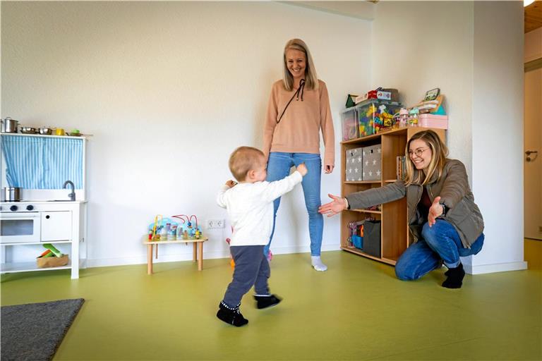 Carina Pedersen (rechts) holt ihren Sohn Lucas ab. Der 20 Monate alte Junge fühlt sich wohl bei Tagesmutter Nicole Kolic. Fotos: Alexander Becher 
