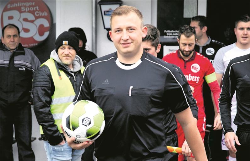 Carl Höfer bezeichnet sich selbst als Schiedsrichter, der auf Kommunikation mit den Spielern setzt und mit den Karten eher sparsam umgeht. Foto: Imago