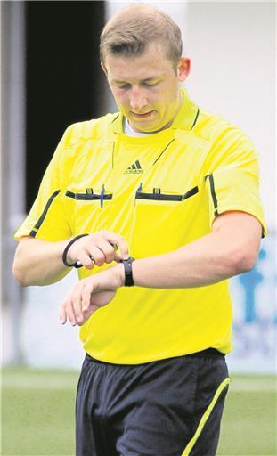 Carl Höfer wird heute Fragen zum Thema Schiedsrichter beantworten. Foto: A. Becher