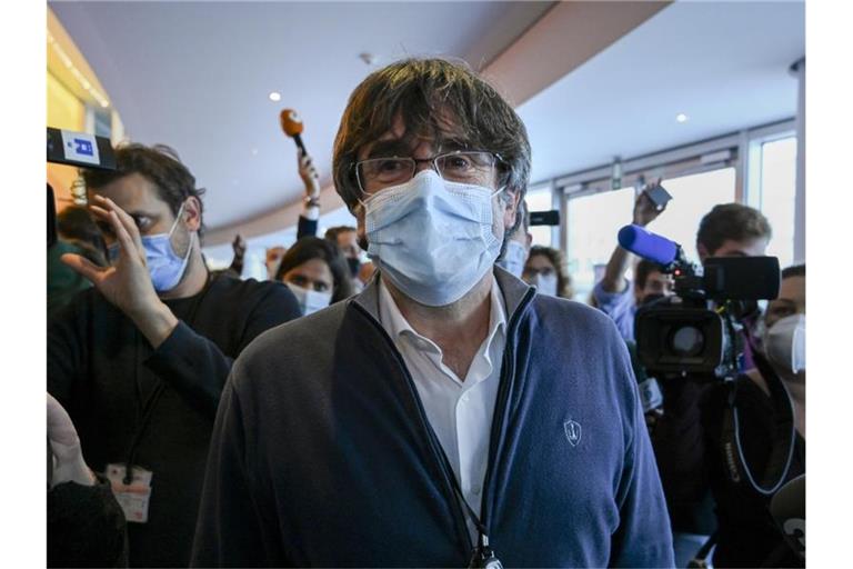 Carles Puigdemont (M), katalanischer Separatistenführer und Europaabgeordneter, trifft zu einer Ausschusssitzung im Europäischen Parlament ein. Foto: Riccardo Pareggiani/AP/dpa