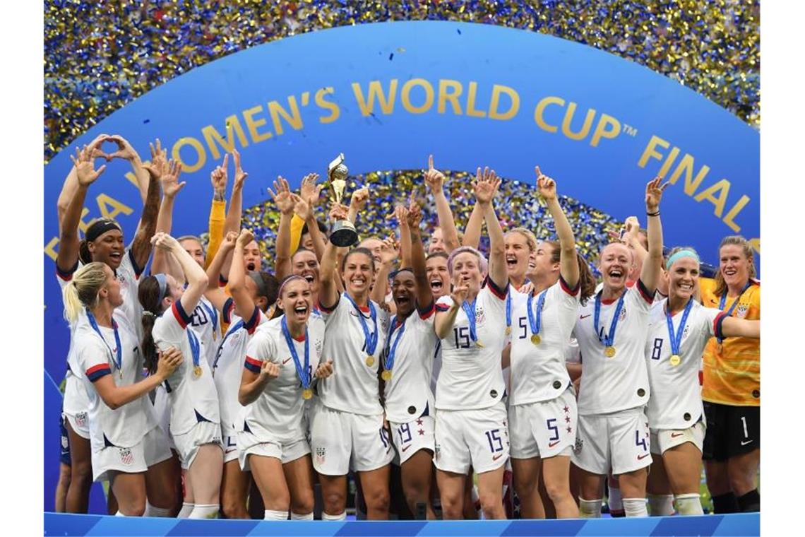 Rapinoe führt US-Frauen zum vierten WM-Titel Carli Lloyd (M) hält den WM-Pokal inmitten der jubelnden US-Spielerinnen. Foto: Sebastian Gollnow