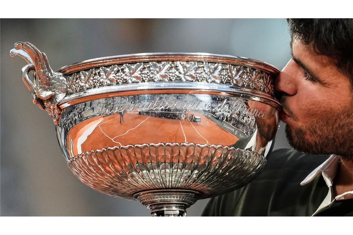 Bilder des Tages Carlos Alcaraz küsst die Trophäe nach seinem Sieg bei den French Open.