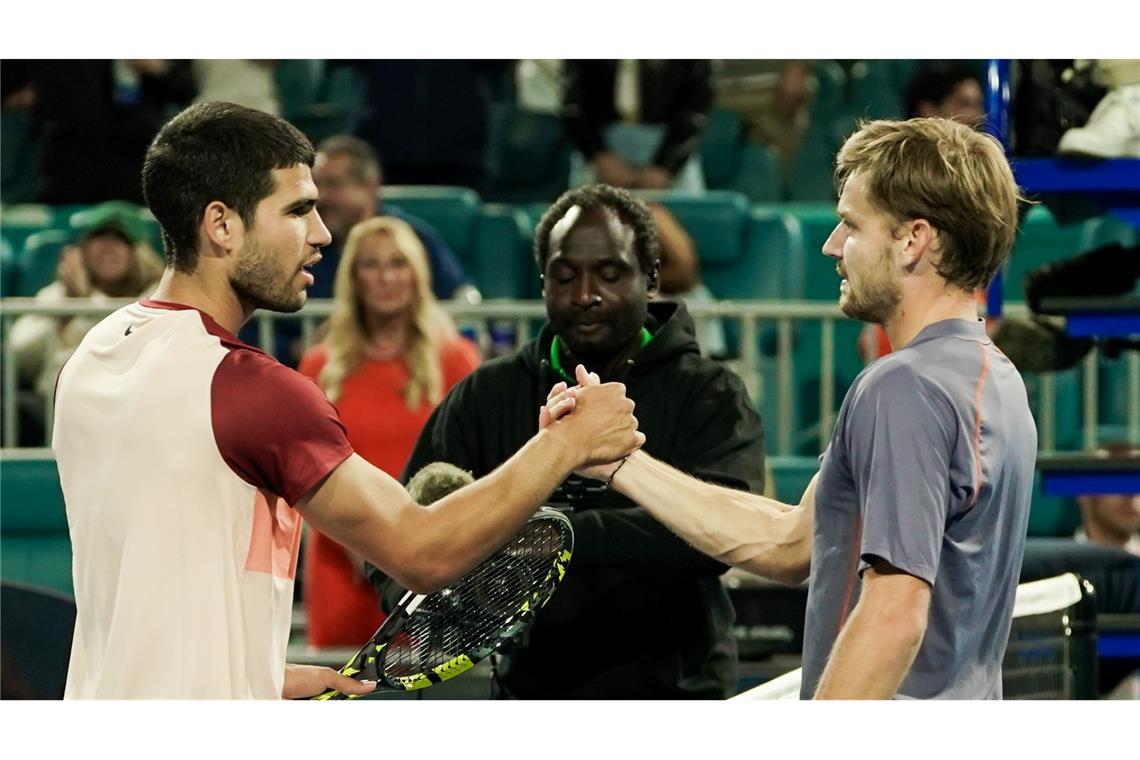Alcaraz scheitert früh in Miami: "Schlechtes Niveau" Carlos Alcaraz (l) gratuliert dem Außenseiter David Goffin für dessen Überraschungscoup.