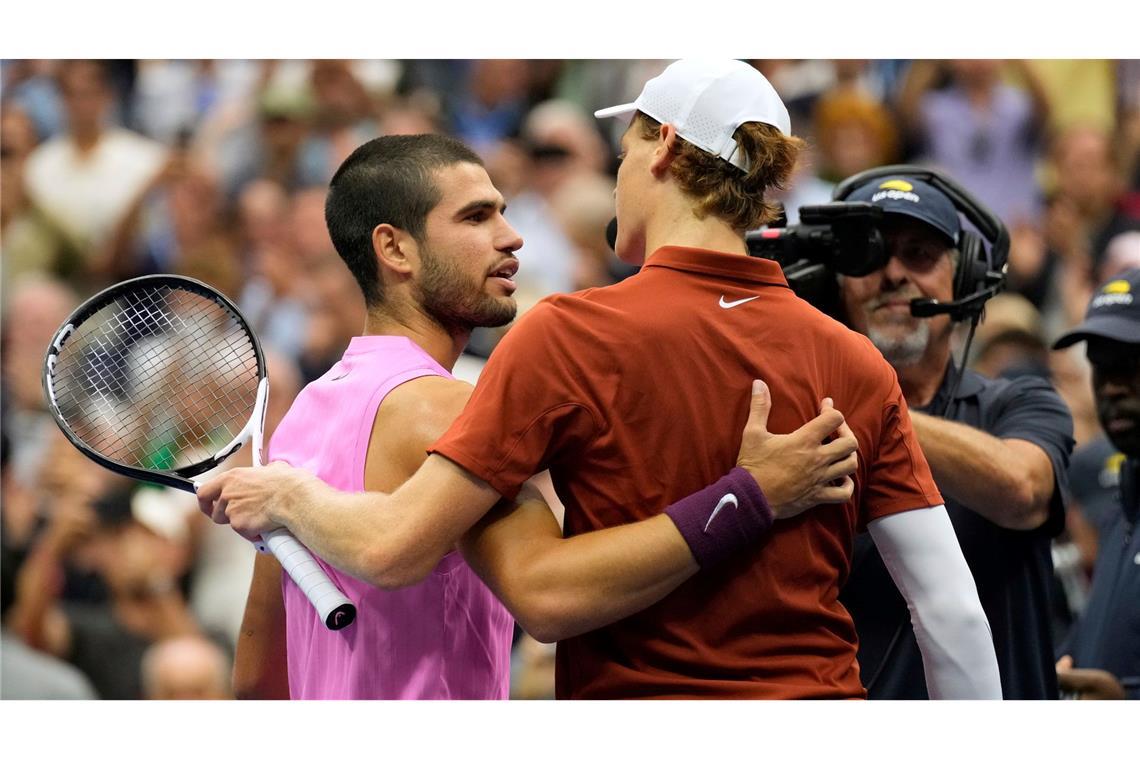 Carlos Alcaraz (l) setzte sich im US-Open-Finale in vier Sätzen gegen Jannik Sinner (r) durch.