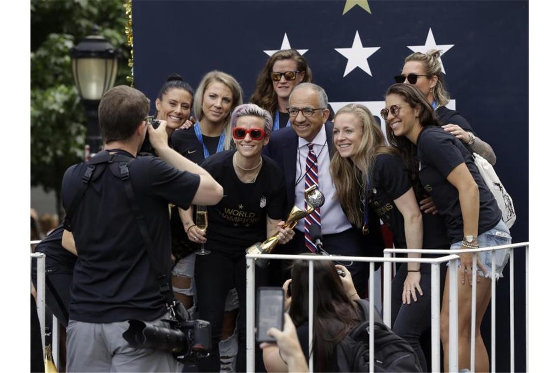 Carlos Cordeiro, Präsident der US Soccer Federation, posiert mit den US-Weltmeisterinnen in New York. Foto: Richard Drew/AP