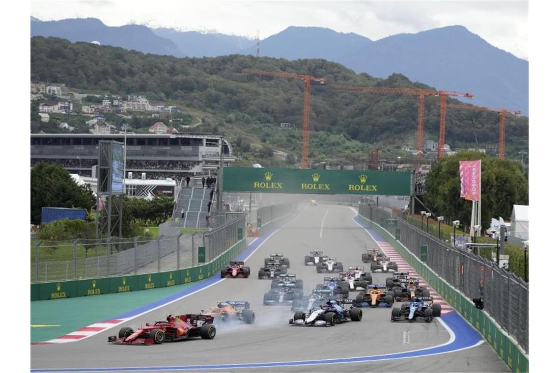 Carlos Sainz aus Spanien setzte sich im Ferrari schnell an die Spitze. Foto: Sergei Grits/AP/dpa