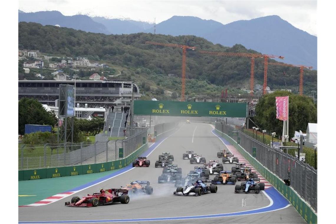Carlos Sainz aus Spanien setzte sich im Ferrari schnell an die Spitze. Foto: Sergei Grits/AP/dpa
