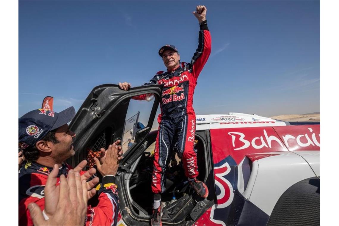 Carlos Sainz feiert seinen dritten Erfolg bei der Rallye Dakar. Foto: Bernat Armangue/AP/dpa