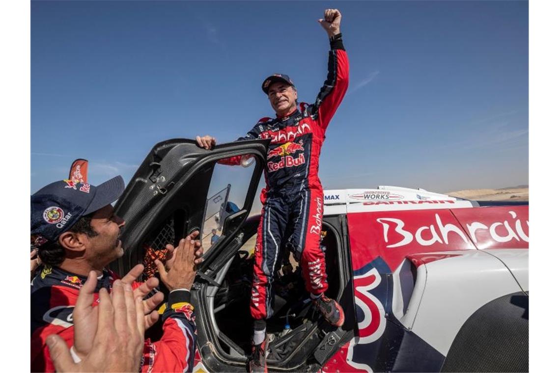 Dritter Triumph für Sainz bei Rallye Dakar Carlos Sainz feiert seinen dritten Erfolg bei der Rallye Dakar. Foto: Bernat Armangue/AP/dpa