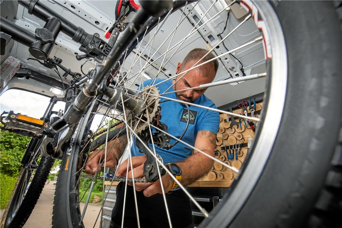 Carlos Weinbeer ist zufrieden mit sich und seiner Arbeit. „Ich lebe meinen Traum und habe es geschafft, mein Hobby zum Beruf zu machen“, sagt der 35-Jährige. Fotos: A. Becher