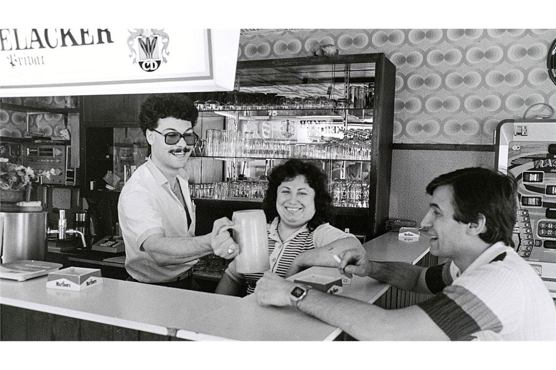 Carmelo Vaccaro (links) und seine Frau übernahmen 1984 die Pizzeria „Löwen“ in der Nachbarschaft des Kinos. Rechts Vorbesitzer Tomaso Abruzese, der zurück nach Italien ging. Vaccaro war wie viele Italiener ein ständiger Gast bei den italienischen Filmvorführungen.