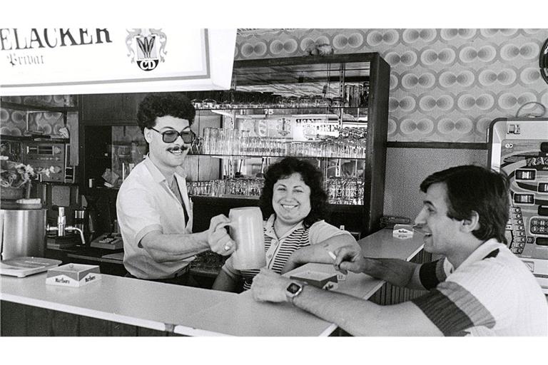 Carmelo Vaccaro (links) und seine Frau übernahmen 1984 die Pizzeria „Löwen“ in der Nachbarschaft des Kinos. Rechts Vorbesitzer Tomaso Abruzese, der zurück nach Italien ging. Vaccaro war wie viele Italiener ein ständiger Gast bei den italienischen Filmvorführungen.
