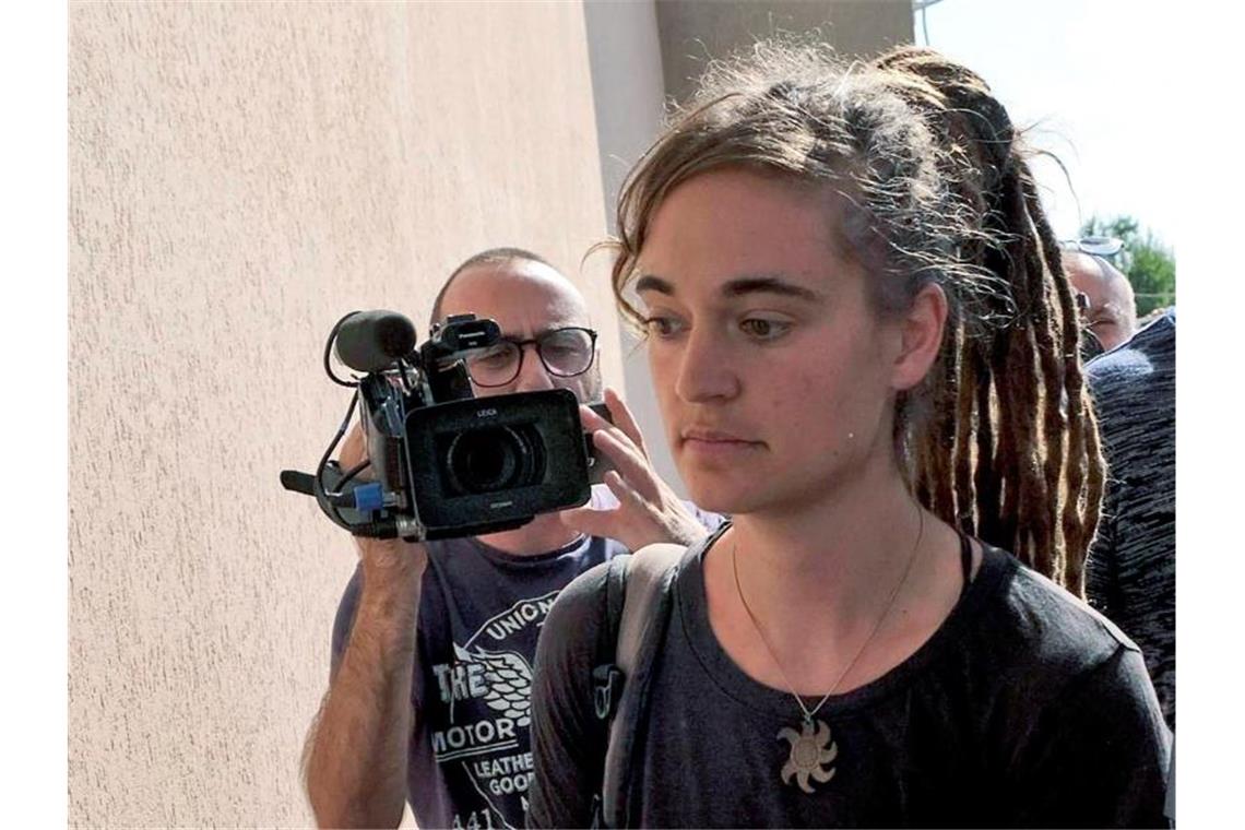 Carola Rackete ist nicht mehr Teil der Sea-Watch-Crew Carola Rackete kommt mit ihrem Anwalt zu einer Anhörung durch die Staatsanwaltschaft. Foto: Pasquale Claudio Montana Lampo/ANSA/AP