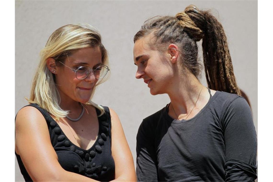 Carola Rackete ist nicht mehr Teil der Sea-Watch-Crew Carola Rackete (r.), deutsche Kapitänin der „Sea-Watch 3“, spricht nach ihrer Anhörung mit der Sea-Watch-Sprecherin Giorgia Linardi. Foto: Pasquale Claudio Montana Lampo/ANSA/AP