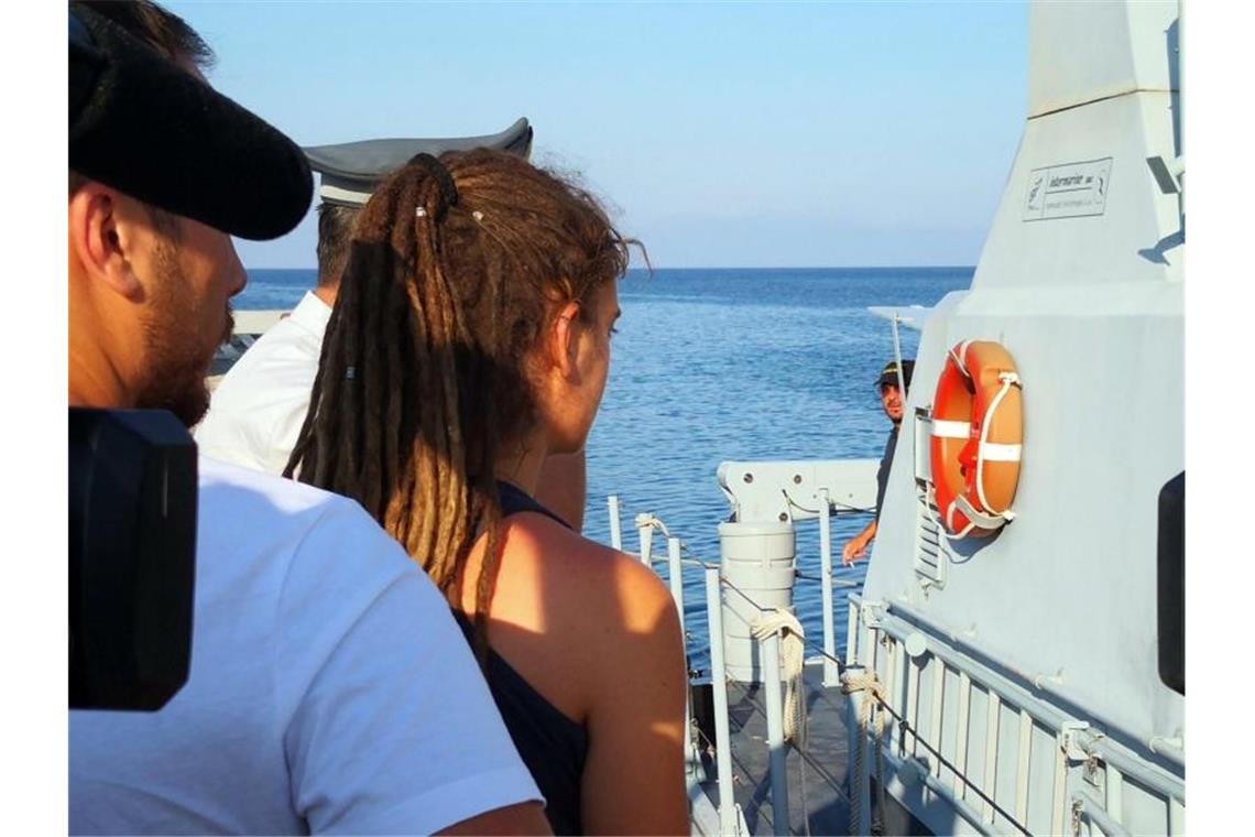 Carola Rackete wird auf ein italienisches Finanzpolizeiboot gebracht. Foto: Elio Desiderio/ANSA/AP