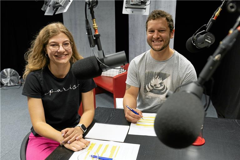 Carolin Aichholz und Kai Wieland, das Moderationsduo des Straßenfest-Podcasts, freuen sich auf ihre Gäste. Foto: Alexander Becher