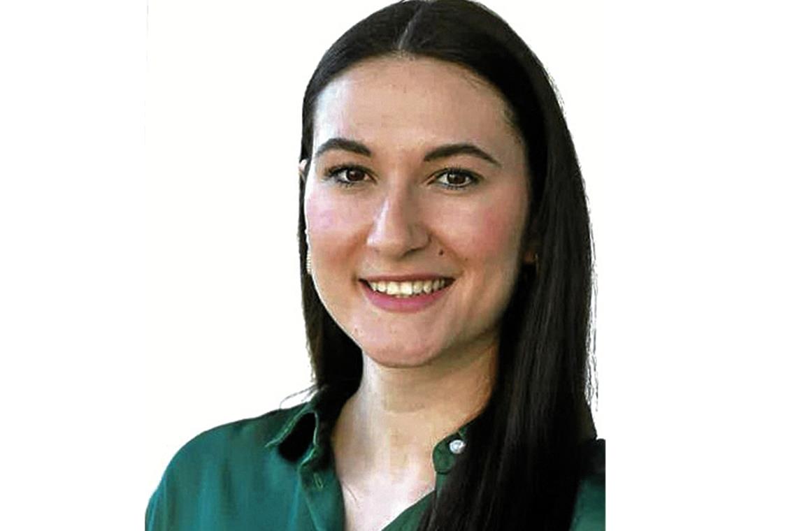 Vier Frauen wollen schwäbische Waldfee werden Carolin Heck aus AlfdorfAusbildung / Beruf: 2019-2022 Duales Studium BWL-Gesundheitsmanagement, Referentin für Personalmarketing und Personalentwicklung in den Rems-Murr-Kliniken GmbHHobbys: Sport, Trompete spielen, in der Natur sein, Zeit mit Freunden verbringenLieblingsausflugsziele im Schwäbischen Wald: Eisenbachstausee, Mühlenwanderweg und dessen Mühlen, Hörschbachwasserfälle