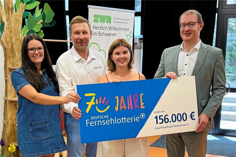 Carolin Vetter, stellvertretende Einrichtungsleiterin der Zukunftswerkstatt Rückenwind, Stephan Masch, Repräsentant der Deutschen Fernsehlotterie, Jana Reichert, Projektleiterin bei der ZWR, und Oberbürgermeister Maximilian Friedrich (von links) bei der symbolischen Übergabe der Fördermittel in Backnang. Foto: Bernhard J. Lattner