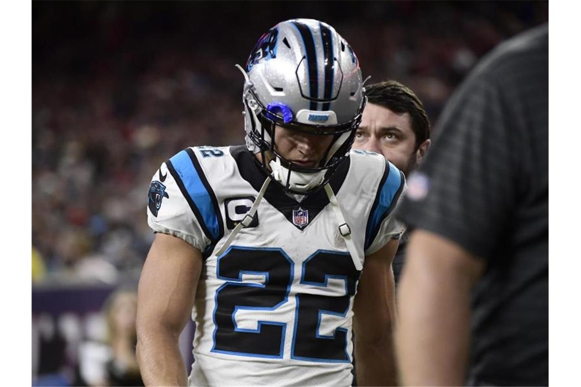 NFL-Star McCaffrey verletzt sich bei Panthers-Sieg Carolina Panthers Running Back Christian McCaffrey verlässt das Feld. Foto: Justin Rex/AP/dpa