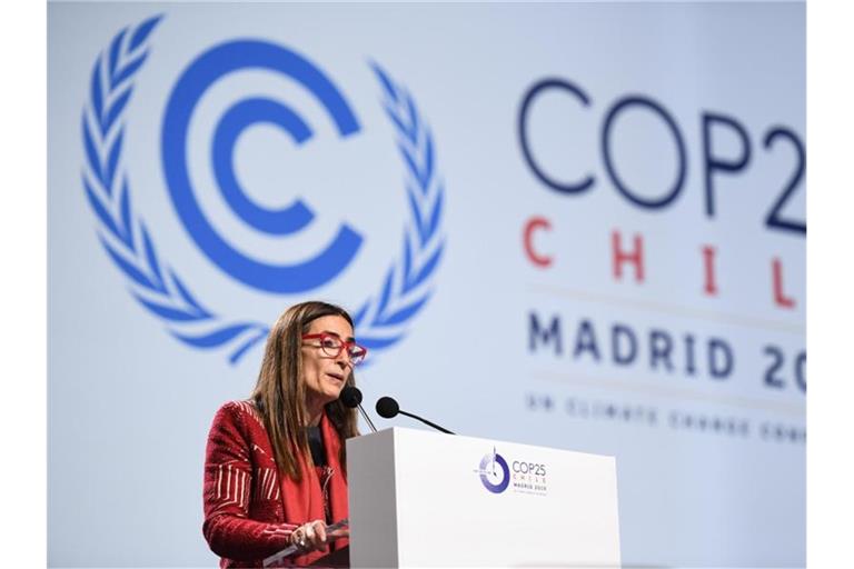 Carolina Schmidt aus Chile, Präsidentin des Klimagipfels, spricht vor dem Abschlussplenum der UN-Klimakonferenz (COP25). Foto: Lu Yang/XinHua/dpa