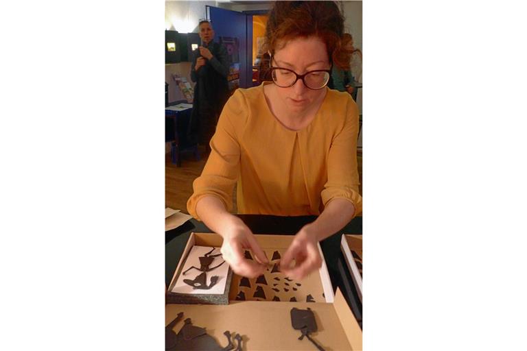 Caroline Hamann bei der Arbeit an „Criss Cross“. Der moderne Scherenschnittkurzfilm ist ein Gemeinschaftsprojekt mit Fritz Penzlin. Foto: privat