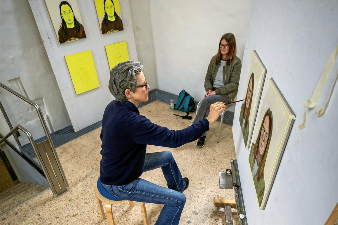 Backnanger Porträts hoch zwei Caroline von Grone arbeitet an den beiden Porträts von Dagmar Wolf. Foto: Alexander Becher