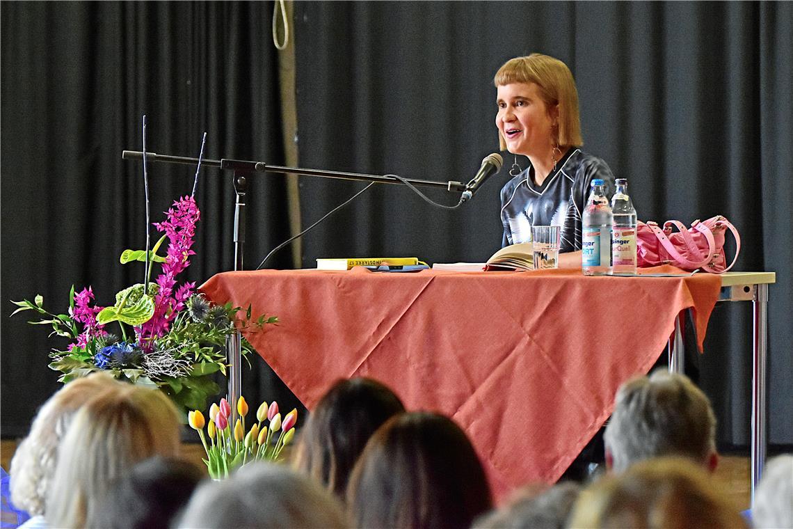 Caroline Wahls Lesung in Backnang ist ausverkauft und die Gäste stellen der Erfolgsautorin Fragen über Fragen. Foto: Tobias Sellmaier