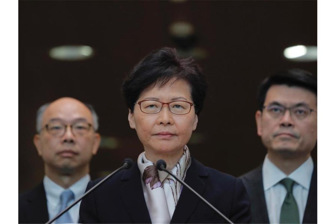 Carrie Lam (M), Regierungschefin von Hongkong verurteilt die anhaltende Gewalt bei Demonstrationen in der Stadt. Foto: Kin Cheung/AP/dpa