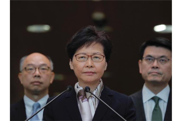 Carrie Lam (M), Regierungschefin von Hongkong verurteilt die anhaltende Gewalt bei Demonstrationen in der Stadt. Foto: Kin Cheung/AP/dpa