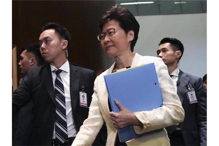 Carrie Lam, Regierungschefin der chinesischen Sonderverwaltungszone Hongkong, steht politisch unter höchstem Druck. Foto: Vincent Yu/AP/dpa