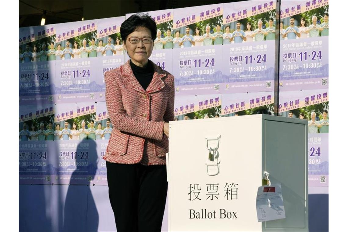 Carrie Lam, Regierungschefin von Hongkong, gibt ihre Stimme ab. Foto: --/Kyodo/dpa