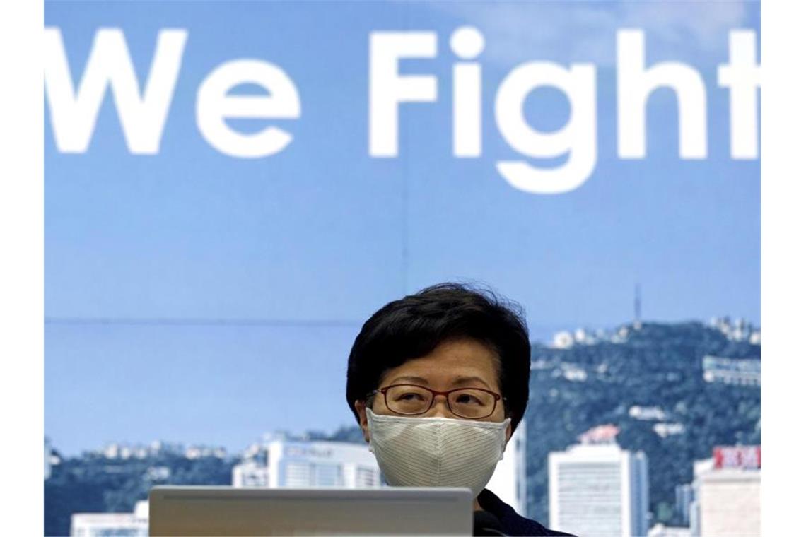 Carrie Lam, Regierungschefin von Hongkong, hatte die Verlegung der Wahlen mit dem Risiko durch das Coronavirus begründet. Foto: Kin Cheung/AP/dpa