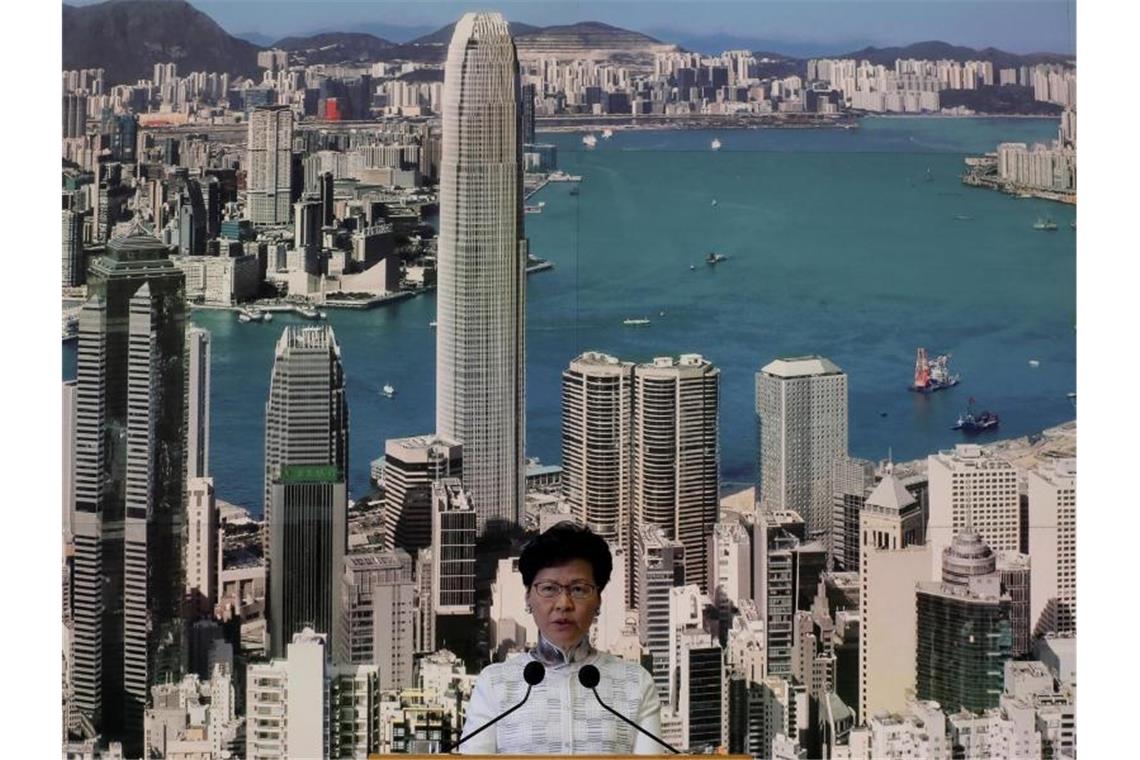 Hongkong legt Auslieferungsgesetz auf Eis Carrie Lam, Regierungschefin von Hongkong: Nach Massenprotesten hat Hongkong Pläne für ein umstrittenes Gesetz für Auslieferungen an China ausgesetzt. Foto: Kin Cheung/AP
