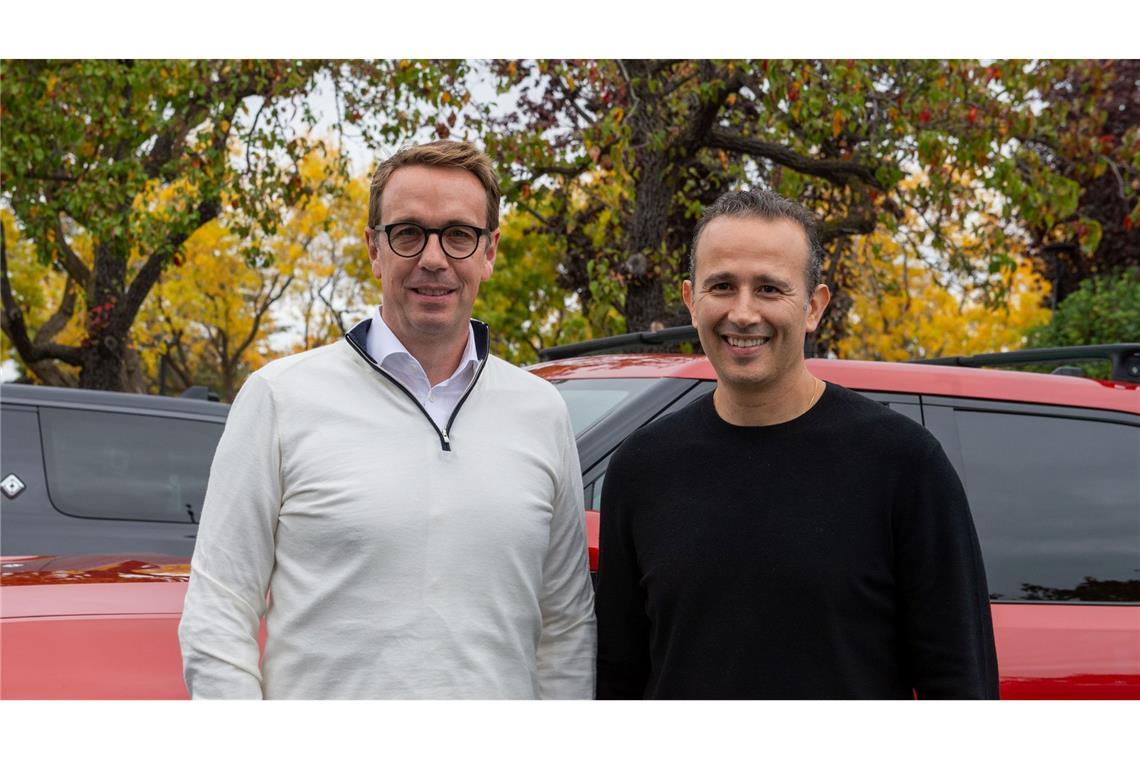 Carsten Helbing (l) und Wassym Bensaid führen das Gemeinschaftsunternehmen von VW und Rivian.