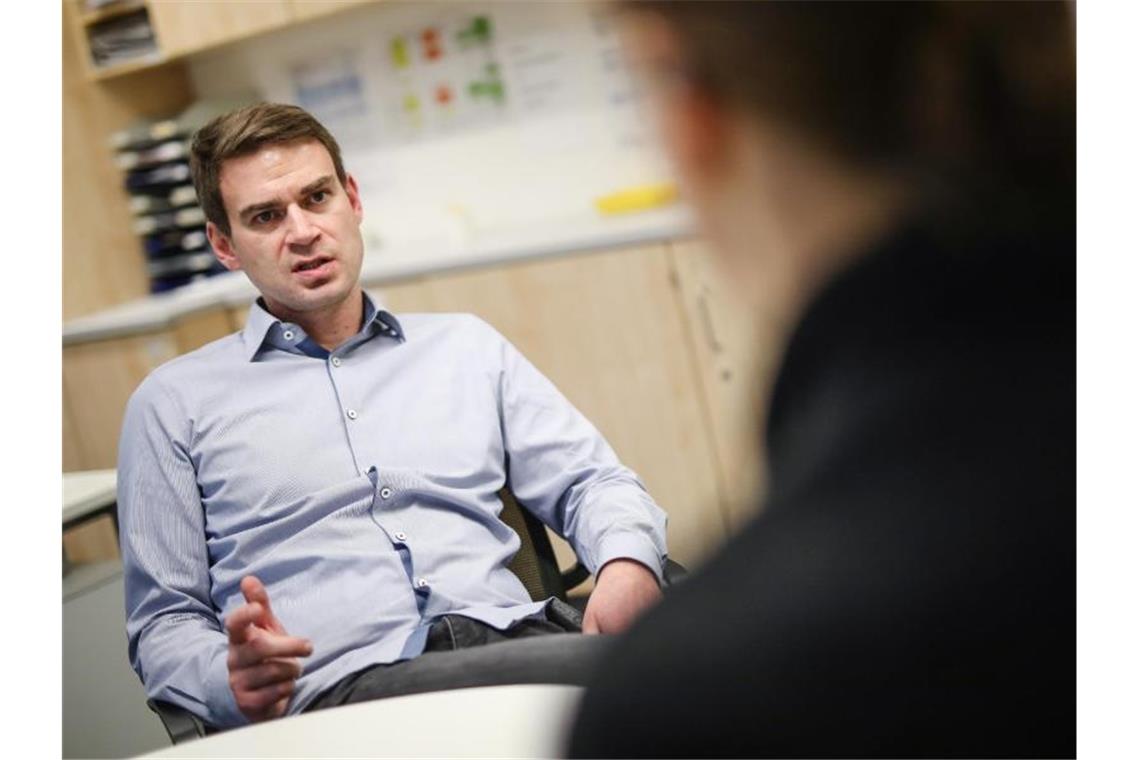 Carsten Käfer, Arzt am Klinikum Tübingen, spricht mit einem Patienten über das Thema Chemsex. Foto: Christoph Schmidt/dpa