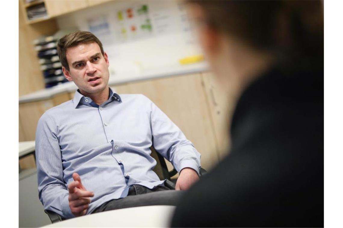 Uniklinik Tübingen berät zu Problemen durch Sex unter Drogen Carsten Käfer, Arzt am Klinikum Tübingen, spricht mit einem Patienten über das Thema Chemsex. Foto: Christoph Schmidt/dpa