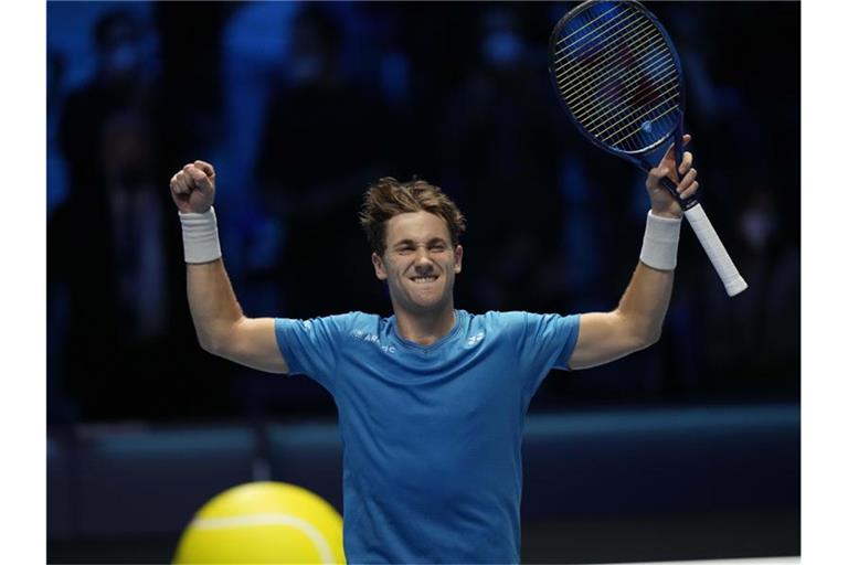 Casper Ruud jubelt über seinen Sieg und den damit einhergehenden Einzug ins Halbfinale der ATP Finals. Foto: Luca Bruno/AP/dpa