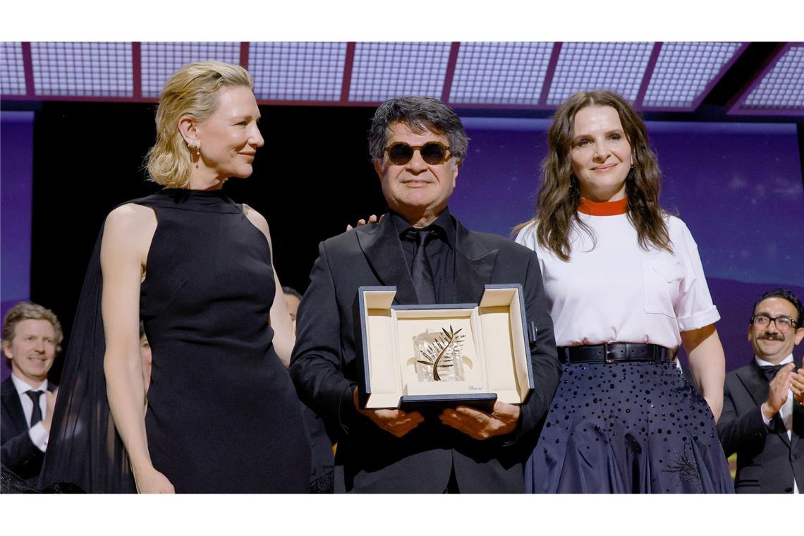 Jafar Panahi gewinnt Goldene Palme in Cannes Cate Blanchett, Jafar Panahi und Juliette Binoche auf der Bühne.