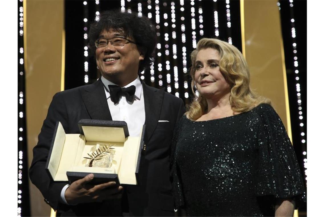 Catherine Deneuve überreicht Bong Joon-ho die Goldene Palme. Foto: Vianney Le Caer/Invision