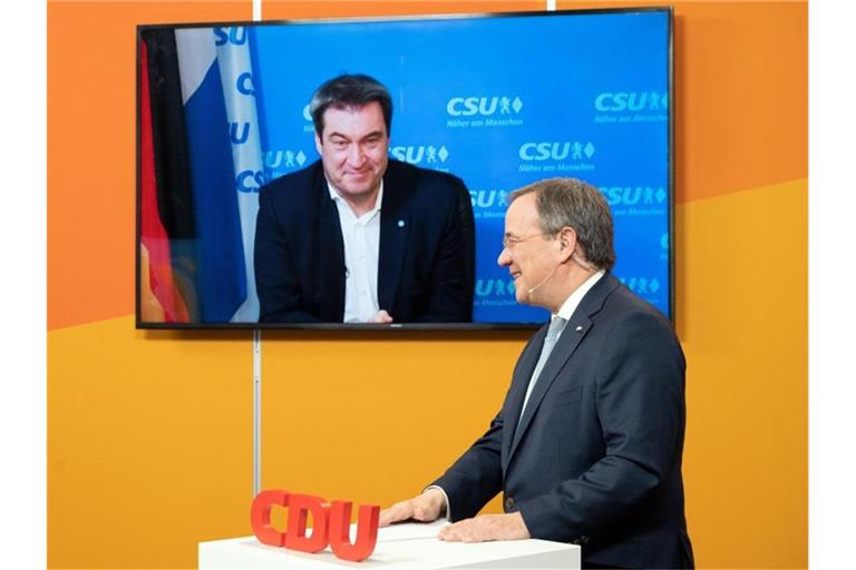 CDU-Chef Armin Laschet (r) muss sich in der Frage der Kanzlerkandidatur mit CSU-Chef Markus Söder einig werden. Foto: Federico Gambarini/dpa-POOL/dpa