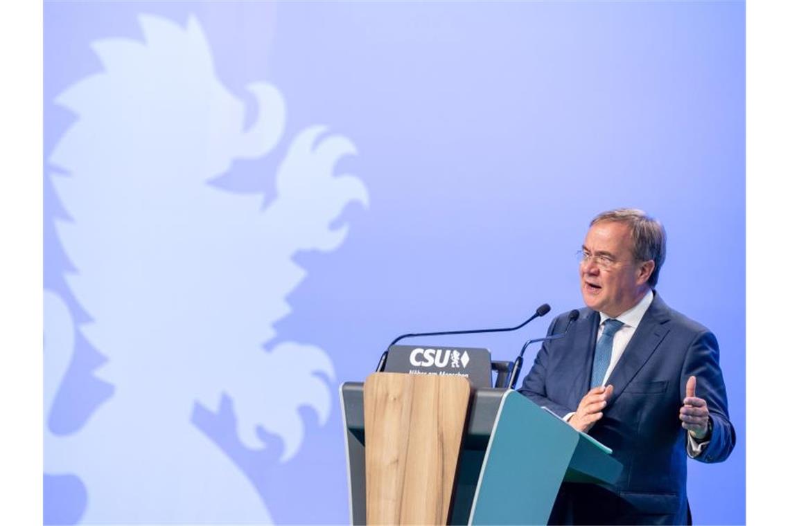 Schlagabtausch zwischen SPD und Union nach Laschet-Rede CDU-Chef Armin Laschet sagte auf dem Parteitag: „In all den Entscheidungen der Nachkriegsgeschichte standen Sozialdemokraten immer auf der falschen Seite - in der Wirtschafts- und Finanzpolitik.“. Foto: Daniel Karmann/dpa