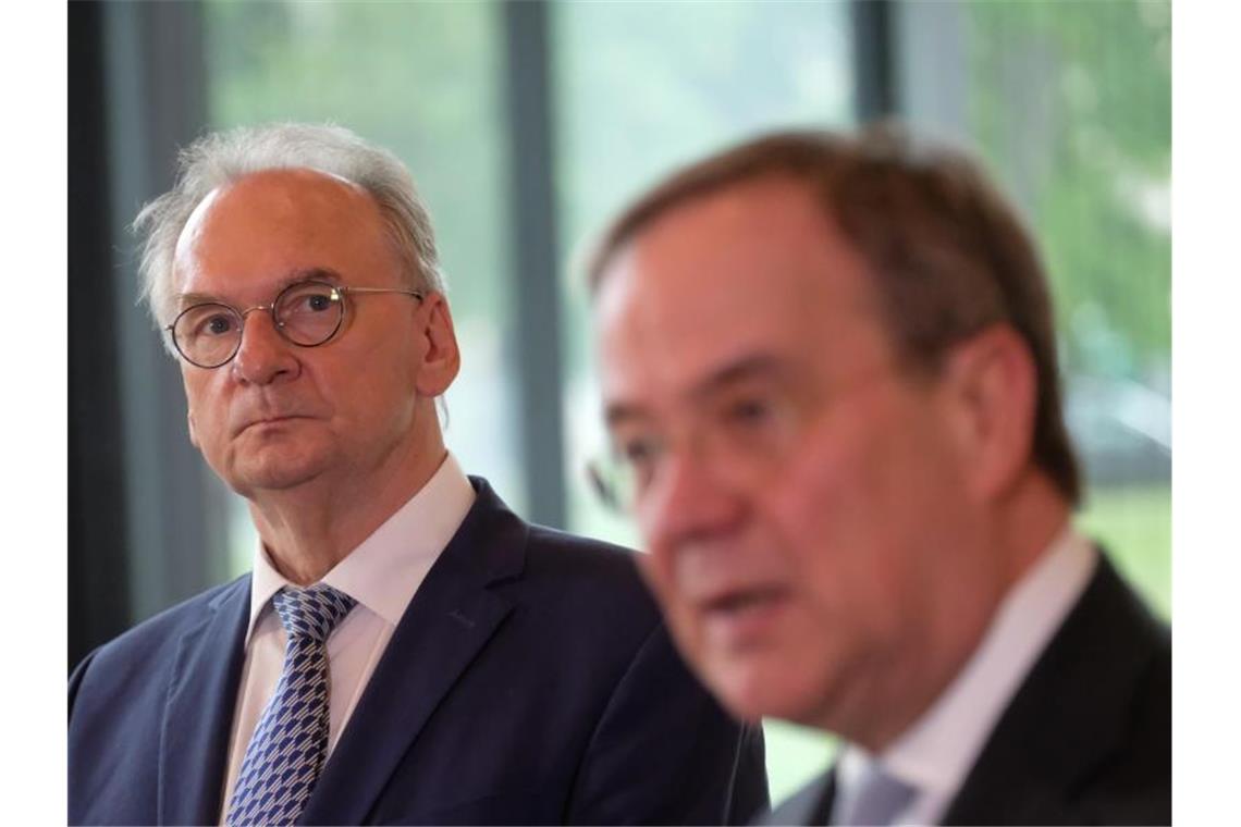 CDU-Chef Armin Laschet und Reiner Haseloff während einer Pressekonferenz. Sachsen-Anhalt, mit Medienvertretern. Foto: Sebastian Willnow/dpa-Zentralbild/dpa