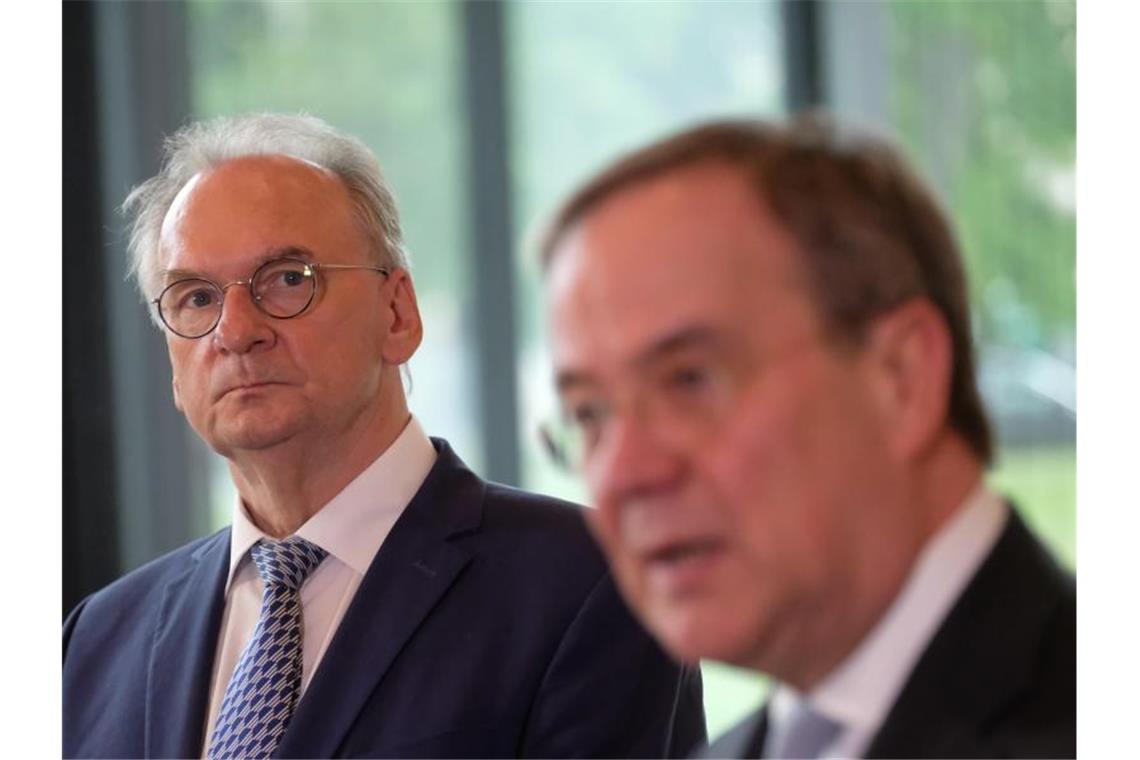 Hält die CDU-Brandmauer zur AfD? CDU-Chef Armin Laschet und Reiner Haseloff während einer Pressekonferenz. Sachsen-Anhalt, mit Medienvertretern. Foto: Sebastian Willnow/dpa-Zentralbild/dpa