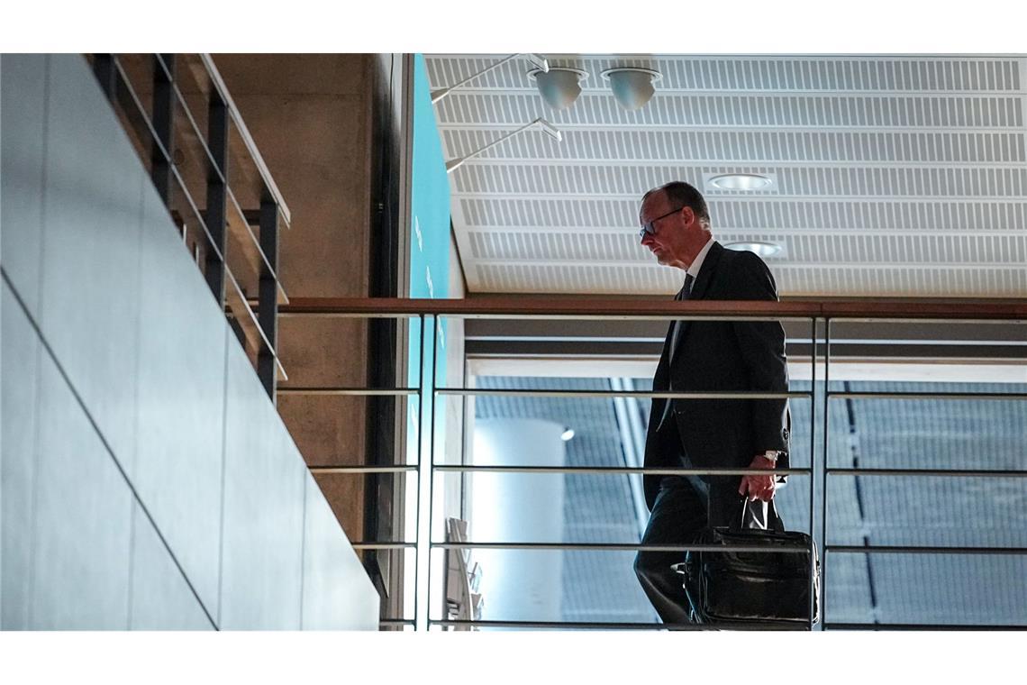 Sondierungen gehen weiter - Hoffen auf Einigung bei Finanzen CDU-Chef Friedrich Merz auf dem Weg zu den Sondierungsgesprächen.