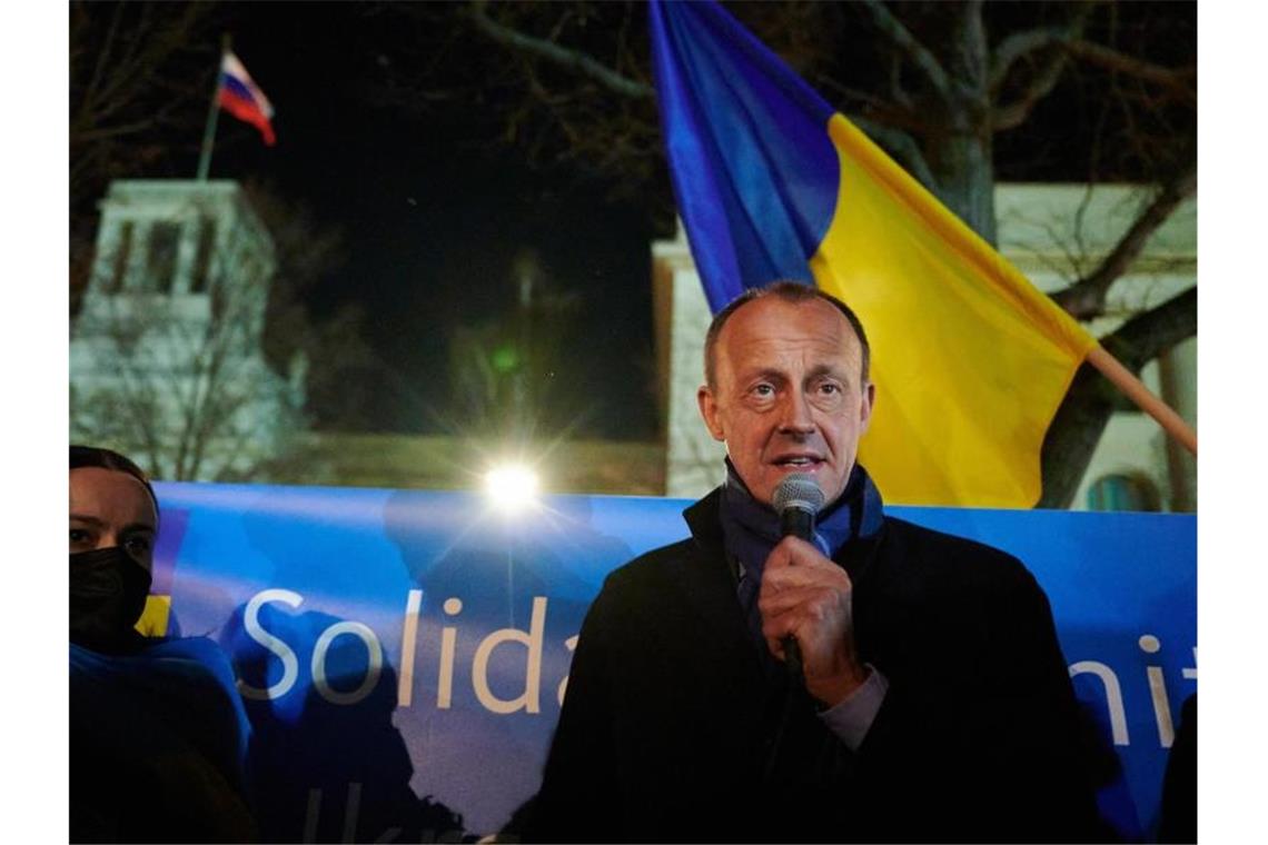 Merz: Bei Atombedrohung Nato-Eingriff in Ukraine denkbar CDU-Chef Friedrich Merz bei einer Mahnwache vor der russischen Botschaft in Berlin. Foto: Annette Riedl/dpa